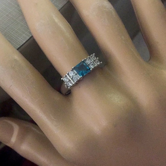 Classic designed Blue Topaz Ring - Picture 8 of 12